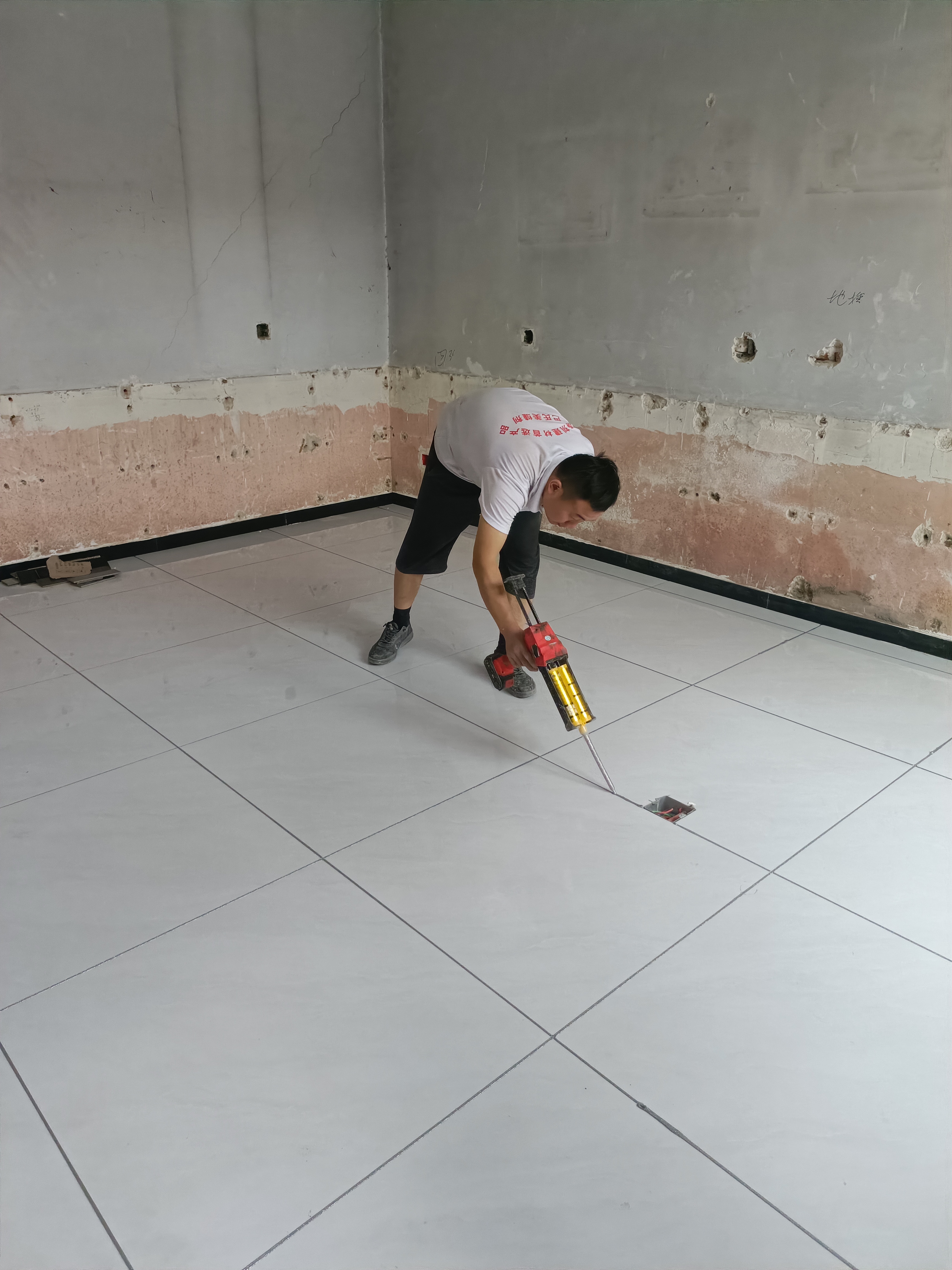 墙砖掉了一块怎么办(墙砖掉了一块用什么胶粘)